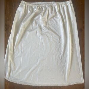 Vanity Fair Vintage Cream Women's Slip. Size M
